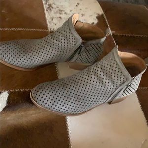 9.5 Lucky brand booties